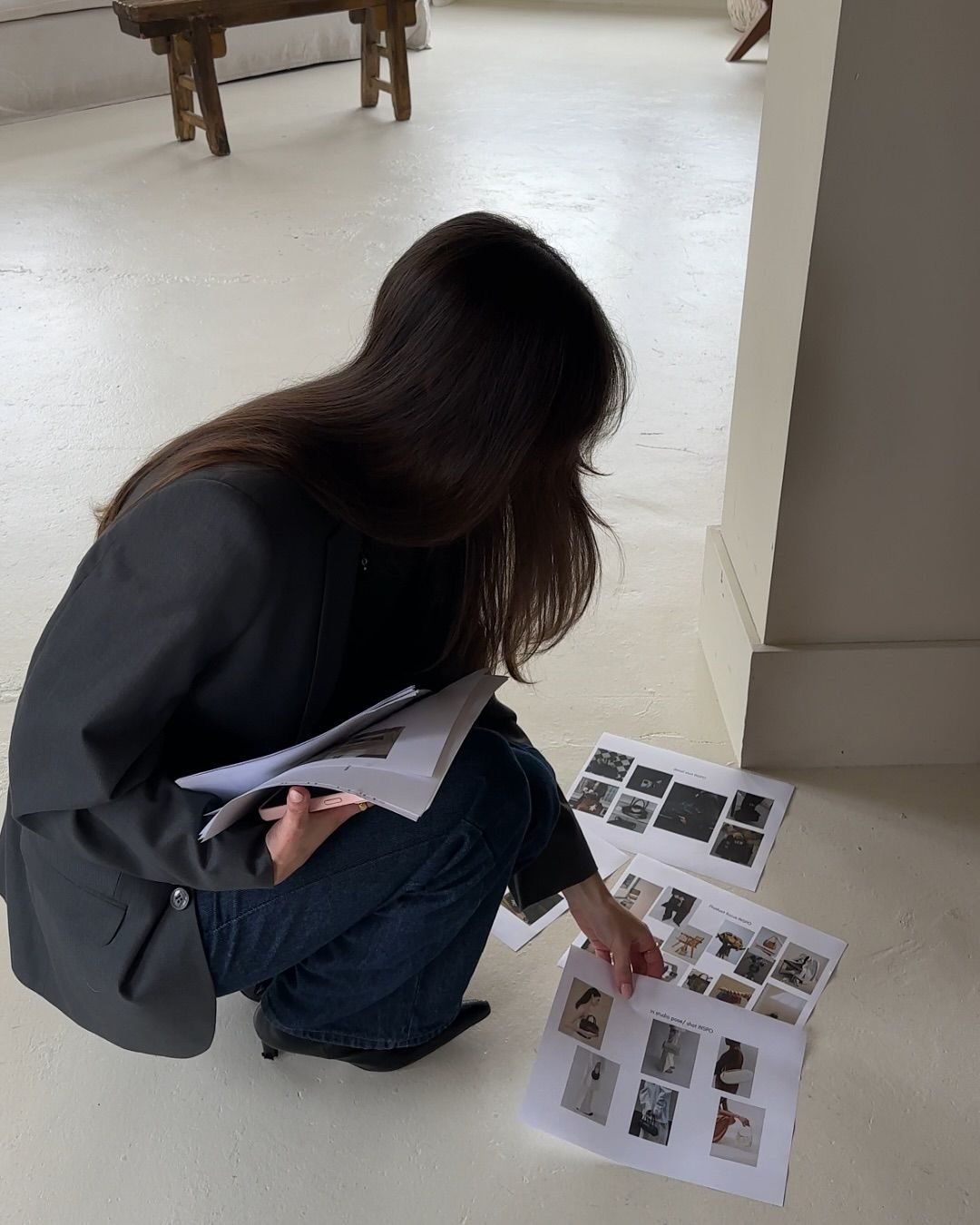 Sesión de dirección creativa revisando materiales de marca en el estudio